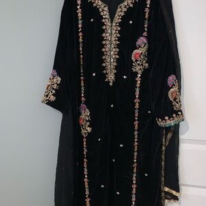 Beautiful Fancy velvet Pakistani Women’s 3 Pc. Dress Zaaviay Brand L Long shirt